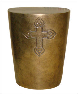 Lieto metalo auksinė urna su išraižytu kryželiu
