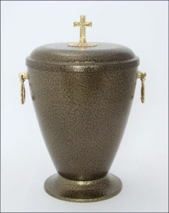 Ruda metalinė urna su dangčiu, auksiniais dekoratyviais žiedais šonuose su menine dekoracija 